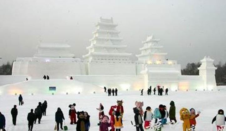 
內(nèi)部景點介紹
進入度假區(qū)后,左側分別有大青山滑雪場,交通山莊雪場,好漢泊雪場,國家體委雪場,右側是非常聞名的風車山莊。從頭開始,大青山雪場,是一個初級雪道,坡度小,有2條雪道,為拖牽牽引,這里比較適合剛剛接觸滑雪的朋友,一旦穿上雪板,就會覺得這里不過癮了。接下來是交通山莊,交通山莊的賓館為三星級標準,賓館后就是條初級雪道,坡度跟大青山相當,長度約為400米左右。 好漢泊雪場,是個面臨好漢泊的雪道,為初級雪道,也是適合初學的朋友,具備滑雪教練。國家體委滑雪場,這個雪場是中國國家的,也是南極科考人員訓練,國家運動員訓練的地方。風車山莊,風車山莊在國內(nèi)外是比較有名氣的,它具有風車網(wǎng)站滑雪場,雅士奇初級雪場,三鍋盔初級雪場,三鍋盔中高級雪道。 風車網(wǎng)陣雪道也是一條面向初級的雪道,但無論論坡度,長度,以及彎度,都很不錯,上山的時候乘坐索道或者拖牽,這里有108座風車矩陣組成,山鍋盔山上有一條初級雪道,上山的時候,要乘坐索道纜車上山,山頂?shù)某跫壯┑酪彩峭蠣繝恳摹纳巾數(shù)缴侥_下,分別有幾條不同級別的雪道,最著名的是6號雪道,有幸福大道之稱。山頂有雪具店,餐廳,為飲食帶來了方便。下滑的雪道有11號,9號等雪道。
![